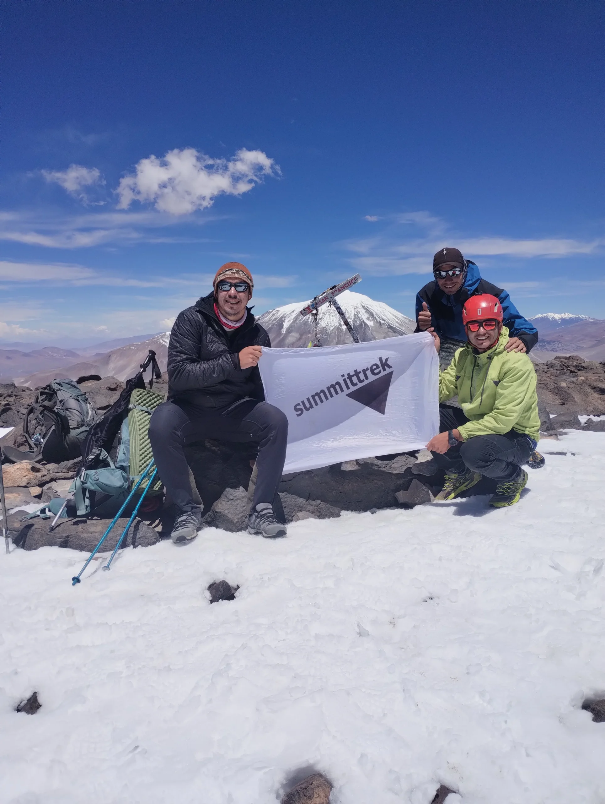 Bandera de Summittrek desde la cumbre del Volcán San Francisco, Catamarca